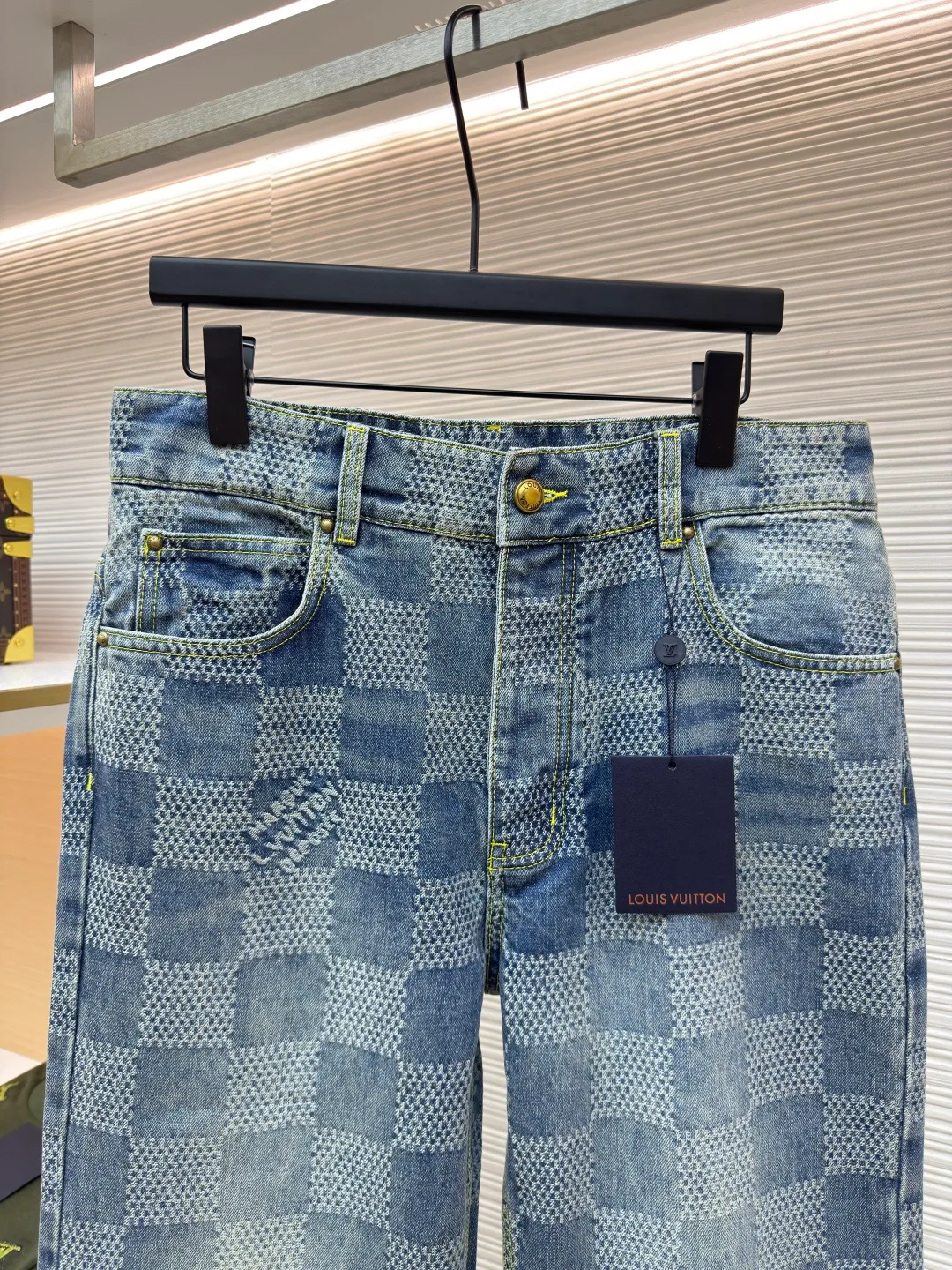 LOUIS VUITTON wide-leg checkerboard denim trousers ●Authentic product: purchased and developed at 15700 ●Item number: 1680096-B95 ●Fabric: denim fabric ●Technology: yarn-dyed jacquard ●Version: fitted version ●Size: 28-30-32-34-36 ●Weight: about 815g ●Description: Both the front and back panels have the brand's iconic embroidered LOGO, and the front panel is decorated with a checkerboard pattern, plus the brand's English embroidery. The back embroidery uses 3D three-dimensional embroidery, with a total stitch count of 23,800. The zipper is electroplated in an aged brass color, and the pull tabs are in an electroplated aged brass color. The overall wiring is straight and delicate, the fabric is comfortable and soft, and the color is consistent without color difference. It can be matched with the same style to create a fashionable look and control various occasions. Customized accessories, complete with three standards, same style for men and women!